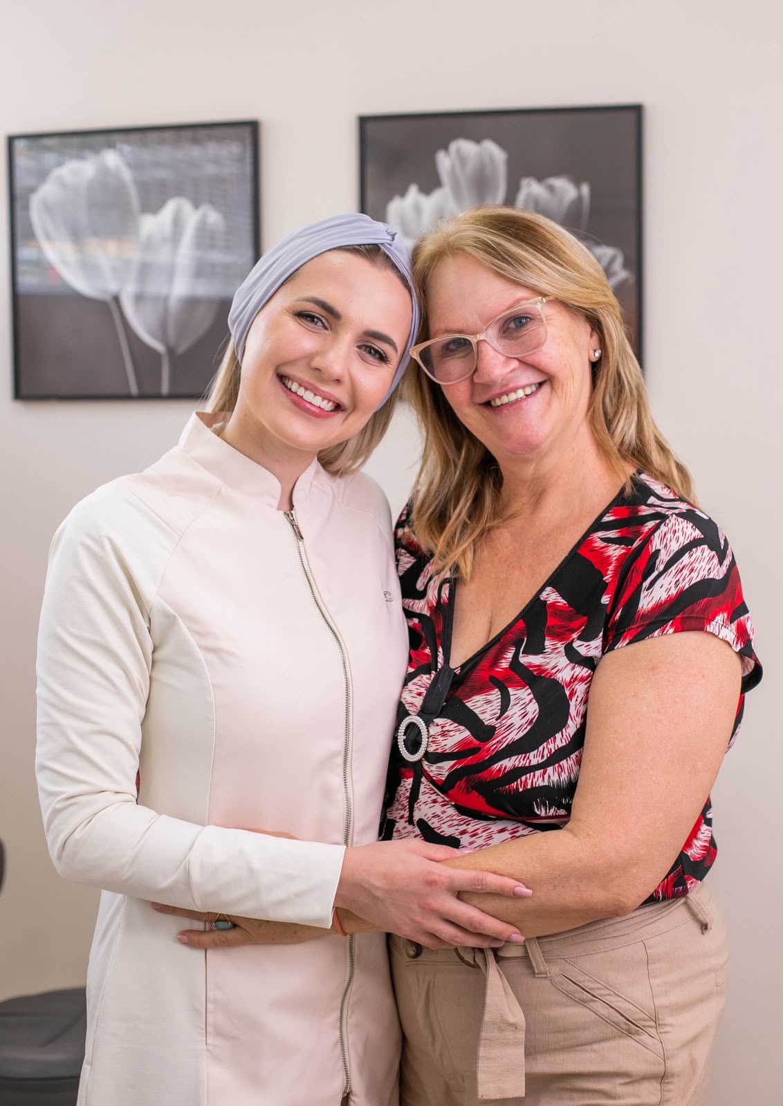 Profissional da Cost Odontologia acolhendo paciente